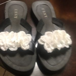 ESNY black women’s with white flowers flats size 8